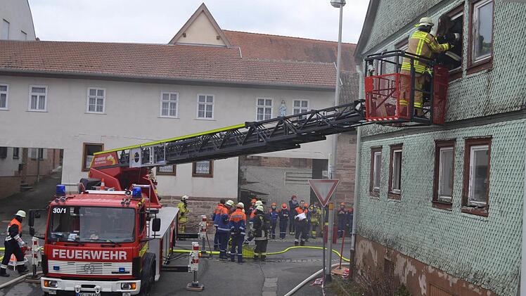 Realistische Übung an einem leerstehenden Haus: Bergung mit der Drehleiter.  Foto: Riccardo Looke