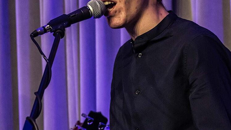 Der junge Liedermacher Erik Konietzko beeindruckte bei seinem Gastspiel in Coburg. Foto: Jochen Berger