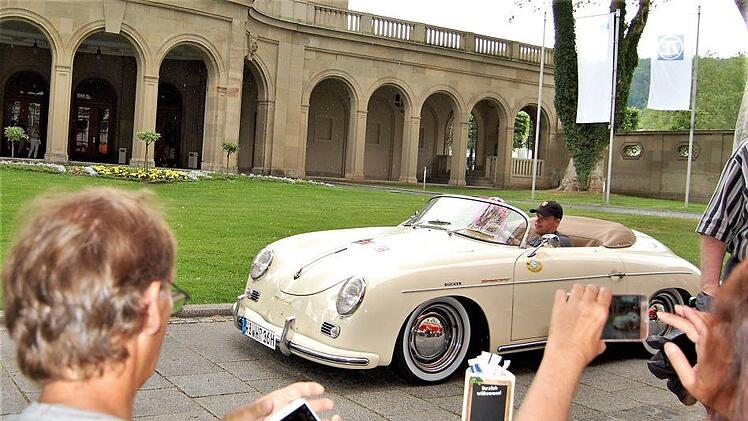 Silber gewannen Timo Wüllenweber und Doreen Herrmann aus Rheinböllen (Rheinland-Pfalz) mit ihrem Porsche Speedster-Cabrio. Foto: Sigismund von Dobschütz