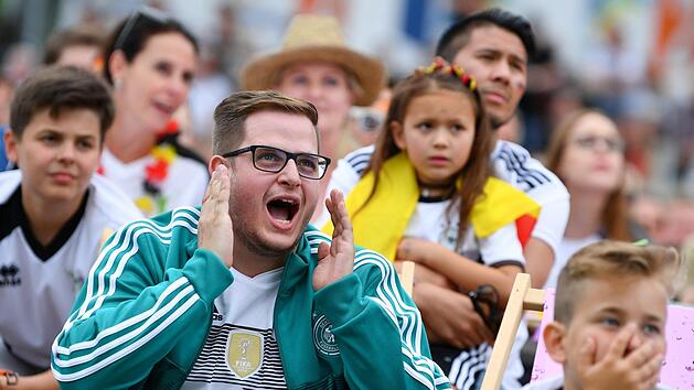 Sandhausen: Fans der deutschen Nationalmannschaft verfolgen während des Public Viewing im Hardtwaldstadion Foto: Uwe Anspach/dpa