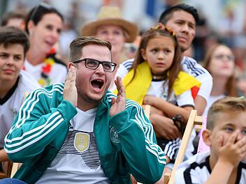 Sandhausen: Fans der deutschen Nationalmannschaft verfolgen während des Public Viewing im Hardtwaldstadion Foto: Uwe Anspach/dpa