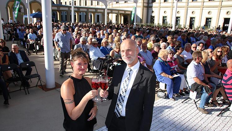 Oberbürgermeister Kay Blankenburg genoss mit seiner Frau Anja das sommerliche Flair im Hof des Luitpoldbades. Fotos: Ralf Ruppert