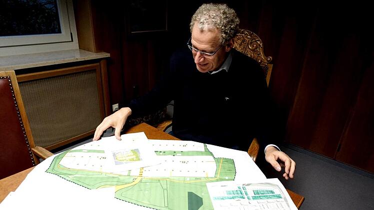 Bürgermeister German Hacker freut sich, dass ab sofort die Vermarktung startet.     Foto: Richard Sänger