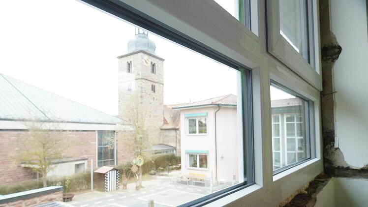 Ein Teil der alten Fenster ist ausgetauscht. Die neuen Fensterbänke fehlen allerdings noch. Foto: Arkadius Guzy