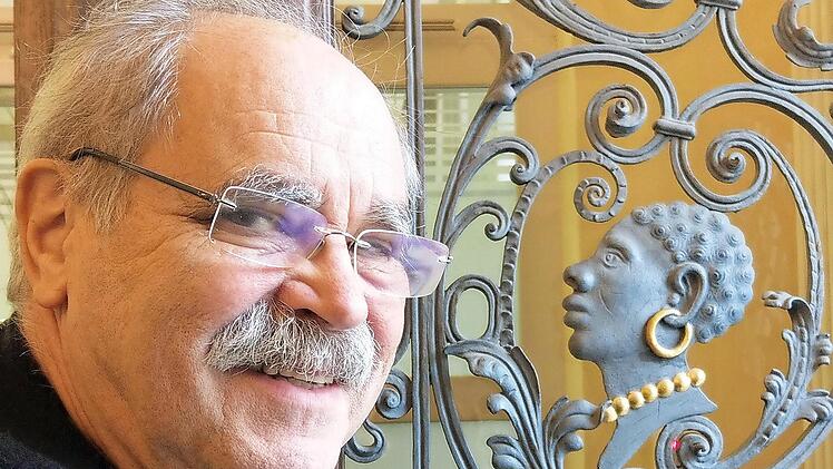 Gert Melville mit dem Coburger Mohr vis-a-vis: Coburg ist für den gebürtigen Oberbayern Heimat geworden. Foto: Simone Bastian