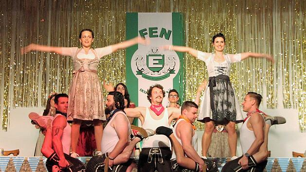 In Oktoberfest-Stimmung waren die Showtanzgruppe und ein Teil des ehemaligen M&auml;nnerballetts. Foto: Stefan H&uuml;bl