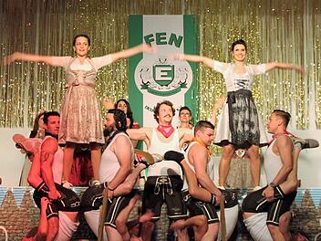 In Oktoberfest-Stimmung waren die Showtanzgruppe und ein Teil des ehemaligen Männerballetts. Foto: Stefan Hübl