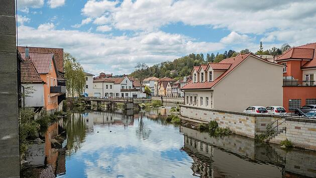 Blick über die Kronacher Haßlach: Der Fluss leitet das Auge des Betrachters. Die Spiegelung im Wasser sorgt für den Wow-Effekt. Fotos: Lea Schreiber