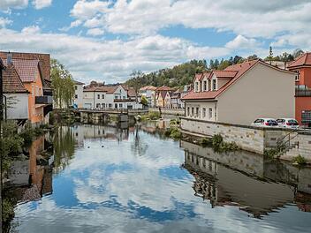 Blick über die Kronacher Haßlach: Der Fluss leitet das Auge des Betrachters. Die Spiegelung im Wasser sorgt für den Wow-Effekt. Fotos: Lea Schreiber