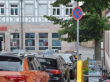 Im verkehrsberuhigten Bereich gilt ein Halteverbot. Um das zu verdeutlichen, hat die Stadt ein Schild aufgestellt. Daran halten tun sich aber nicht alle Verkehrsteilnehmer - es wird fleißig weitergeparkt.  Foto: bp