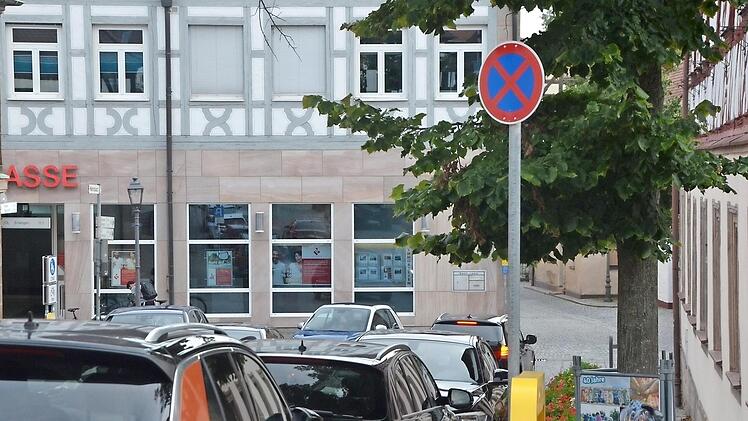 Im verkehrsberuhigten Bereich gilt ein Halteverbot. Um das zu verdeutlichen, hat die Stadt ein Schild aufgestellt. Daran halten tun sich aber nicht alle Verkehrsteilnehmer - es wird fleißig weitergeparkt.  Foto: bp
