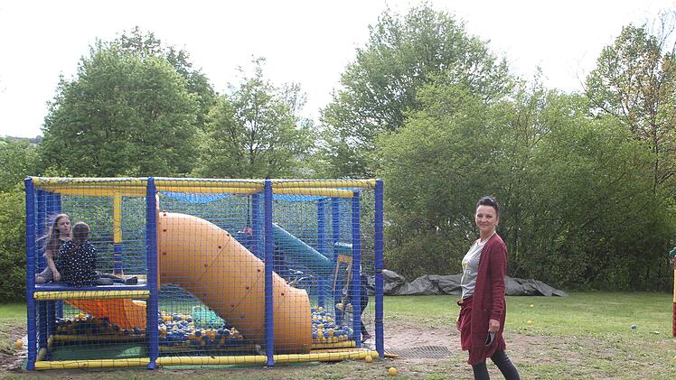 Manuela Schmidt zeigt den neu gestalteten Bereich für Kinder: Der Spielplatz kam bei Familien gut an.
