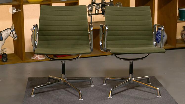 Die beiden Stühle Modell EA 104 von Charles und Ray Eames aus den 1980er-Jahren waren laut Expertenmeinung immer noch gefragt und 800 bis 1.000 Euro wert. Jan Cizek einigte sich schnell mit dem Verkäufer auf 1.000 Euro.
