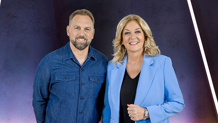 Seit 2019 f&uuml;hrt Bettina Tietjen durch die "NDR Talk Show", seit 2025 an der Seite von Steven G&auml;tjen.