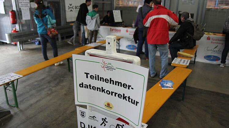 Am Sonntag, 5. Mai, gehen insgesamt 12.000 Läufer beim Weltkulturerbelauf in Bamberg auf die Strecke. Eine Studie der Uni Bamberg hat jetzt ergeben, dass der Lauf jedoch kaum wirtschaftlichen Einfluss auf die Stadt hat. Fotos: Michael Gründel
