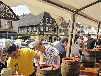 Endlich Freibier für alle - die Brauer haben alle Hände voll mit dem Ausschenken zu tun. Fotos: Monika Schütz