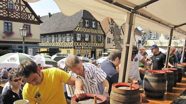 Endlich Freibier für alle - die Brauer haben alle Hände voll mit dem Ausschenken zu tun. Fotos: Monika Schütz