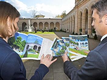 Der Bad Kissinger "Urlaubskatalog 2014": Kathrin Betzen und Kurdirektor Frank Oette haben ihn vorgestellt. Mit 50.000 Stück wurden zehn Prozent mehr als in den Vorjahren gedruckt. Foto: Peter Rauch
