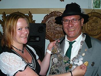 Schützenmeisterin Eva Lauterbach legt ihrem Vater Adolf Lauterbach die Königskette an. Fotos: Klaus-Peter Wulf