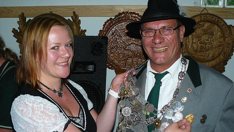 Schützenmeisterin Eva Lauterbach legt ihrem Vater Adolf Lauterbach die Königskette an. Fotos: Klaus-Peter Wulf