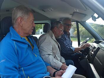 Dieter Ott (rechts), ehemaliger Kfz.-Sachverständiger und langjähriger Gemeinderat, erläutert (von links) Georg Krammer und Friedrich Arenz, die künftig als Fahrer fungieren, wie der Bürgerbus zu bedienen ist. Foto: Stefan Geiger