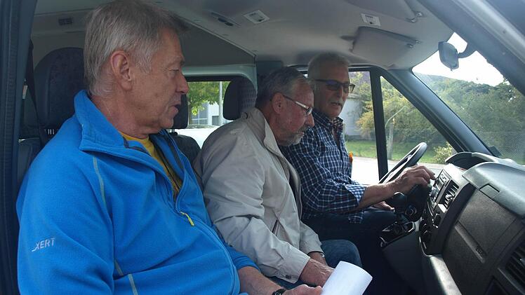 Dieter Ott (rechts), ehemaliger Kfz.-Sachverständiger und langjähriger Gemeinderat, erläutert (von links) Georg Krammer und Friedrich Arenz, die künftig als Fahrer fungieren, wie der Bürgerbus zu bedienen ist. Foto: Stefan Geiger