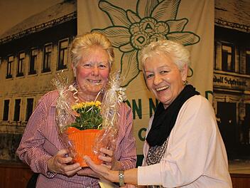 Christa Blo&szlig; tr&auml;gt weiterhin das Kr&ouml;nchen der Wanderk&ouml;nigin. Wanderwartin Anne Tischer &uuml;berreicht ihr als Anerkennung ein Blumengeschenk. Foto: Manja von Nida
