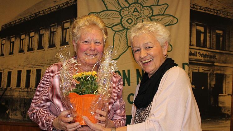 Christa Blo&szlig; tr&auml;gt weiterhin das Kr&ouml;nchen der Wanderk&ouml;nigin. Wanderwartin Anne Tischer &uuml;berreicht ihr als Anerkennung ein Blumengeschenk. Foto: Manja von Nida