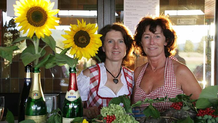 Helga Amon und Monika Neudecker, haben über einen Tag an dem Blumenschmuck fürs Weinfest gebastelt. Foto: Sylvia Hubele
