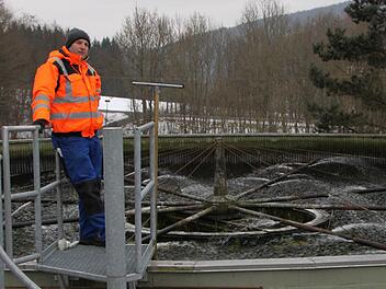 Seit 1970 in Betrieb: Guido Donner zeigt die Kläranlage Wildflecken. Das Abwasser wird auf Lavasteine gesprenkelt. Im porösen Gestein leben Bakterien, die den Schmutz zersetzen. Foto: Ulrike Müller