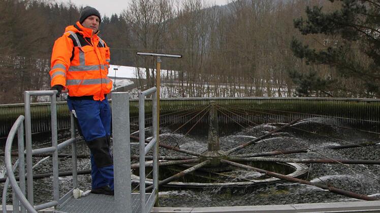 Seit 1970 in Betrieb: Guido Donner zeigt die Kläranlage Wildflecken. Das Abwasser wird auf Lavasteine gesprenkelt. Im porösen Gestein leben Bakterien, die den Schmutz zersetzen. Foto: Ulrike Müller