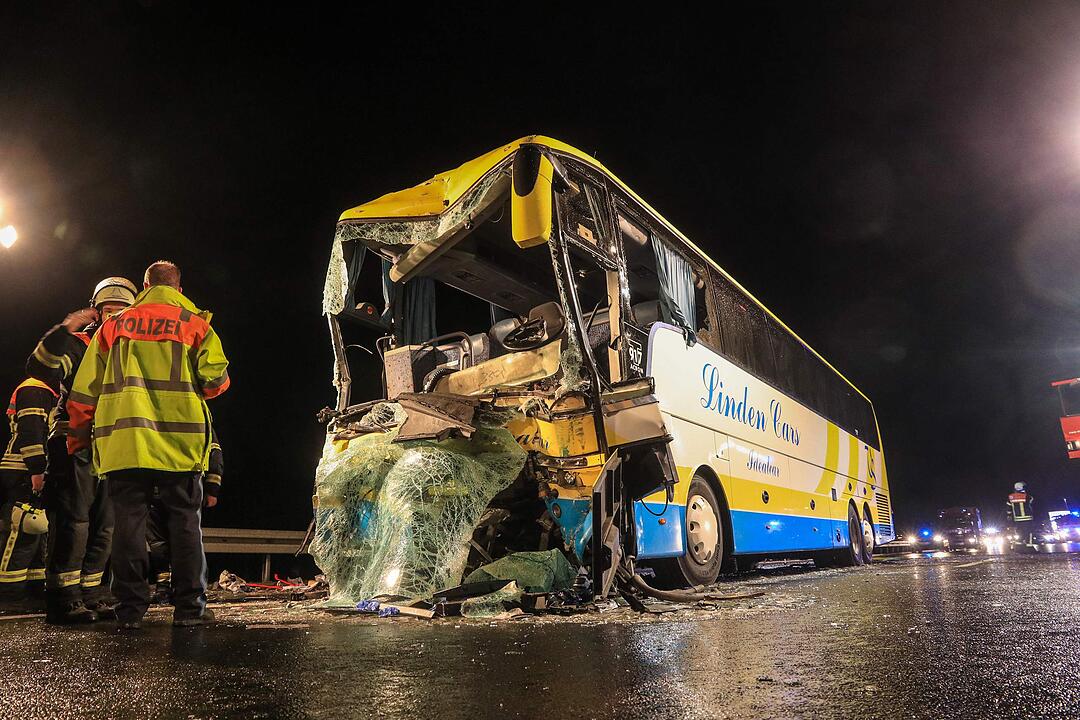 Schweres Busunglück auf A3 in Unterfranken: 18 Verletzte - ein Toter