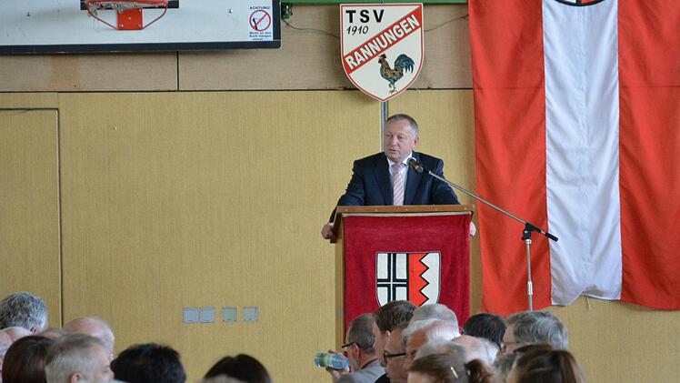 Landrat Thomas Bold hie&szlig; die zahlreichen Sportlerinnen und Sportler in Rannungen willkommen.