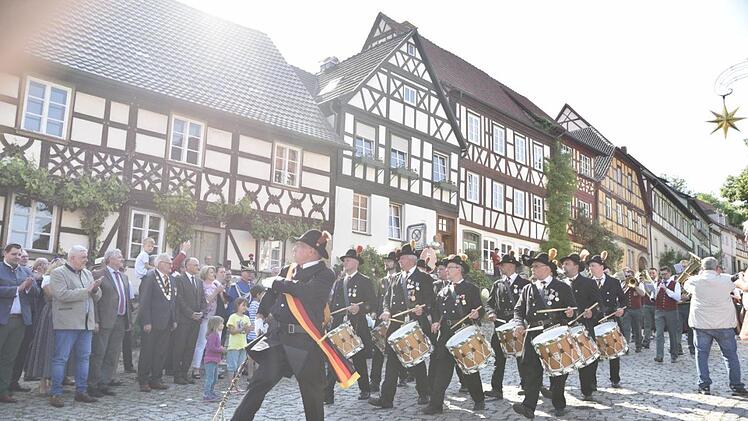 Im Stechschritt über Salzmarkt an Bürgermeister Bittenbrünn und den Ehrengästen vorbei: Tambourmajor Erich Barfuß und seine Trommler.Gerold Snater