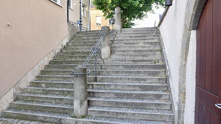 Immer wieder nutzen Jugendliche die Treppe am Landratsamt in Haßfurt, um mit ihren Fahrrädern die Stufen hinunterzuradeln. Dabei gefährdeten sie auch Bürger, monierte Stadträtin Eva-Maria Schwach in der Sitzung des Stadtrates.Ulrike Langer