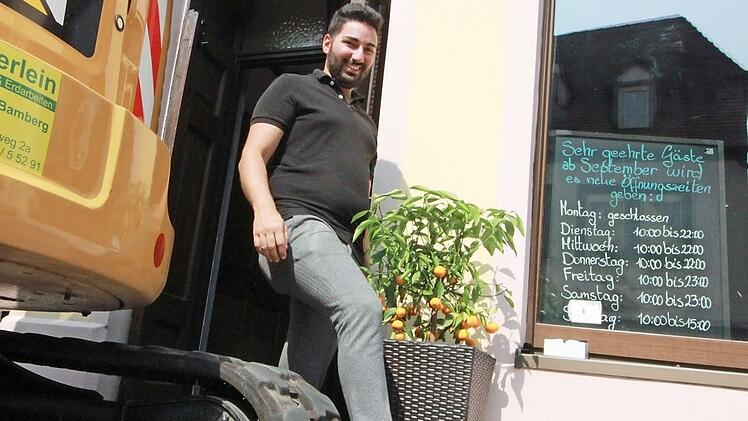 Café-Betreiber Marco Militello muss über die Baggerkette steigen, um ins Freie zu kommen.