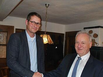 Steffen Lipfert (l.) wird von Rudolf Braun beglückwünscht. Foto: Carmen Schwind