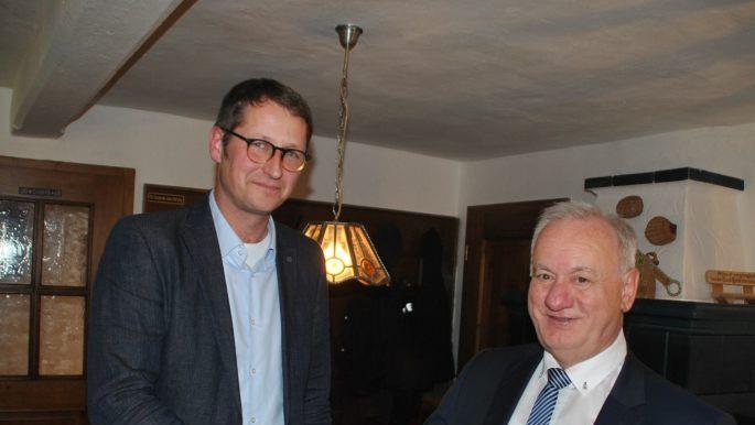 Steffen Lipfert (l.) wird von Rudolf Braun beglückwünscht. Foto: Carmen Schwind