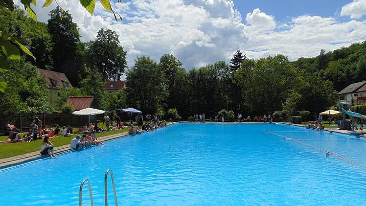 Alles ist vorbereitet im Gräfenberger Freibad.  Falls sich genügend Freiwillige melden, um das Hygienekonzept zu überwachen, kann geöffnet werden.Petra Malbrich