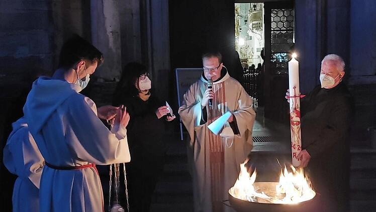 Die Osterkerze wird vor dem Eingang der Basilika in G&ouml;&szlig;weinstein angez&uuml;ndet.