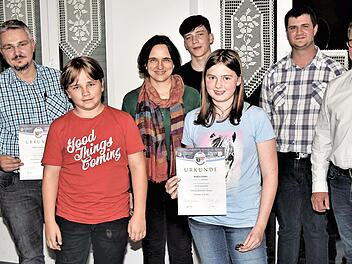 Die Generalversammlung des Musikvereins von Altenkunstadt bot eine gute Gelegenheit, um an die Bläserinnen und Bläser die errungenen Leistungsabzeichen zu überreichen, was im Beisein des Kreisvorsitzenden Horst Sünkel, seines Stellvertreters Florian Zapf (2. u. 3. v. r), des Vorsitzenden des Musikvereins von Altenkunstadt, Simon Löffler (r.), und der Jugendwartin Stephanie Dittricht (6. v. r.) erfolgte.