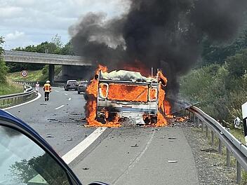 Gasflasche explodiert: Wohnanhänger auf A93 komplett niedergebrannt