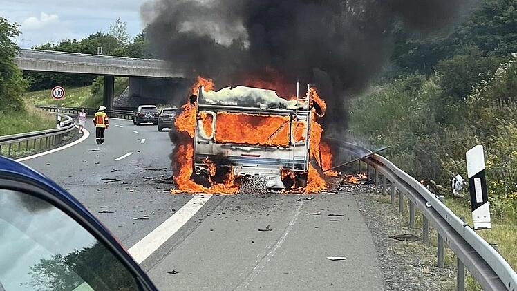 Gasflasche explodiert: Wohnanhänger auf A93 komplett niedergebrannt