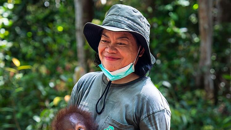 In der Auffangstation &uuml;bernehmen menschliche Pflegerinnen die Mutterrolle f&uuml;r die Tiere.