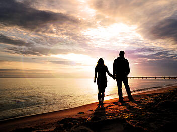 P&auml;rchen h&auml;lt H&auml;ndchen am Strand im Sonnenaufgang Von Patrick, Romantik, Liebe,