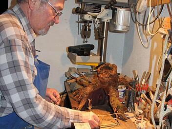 Halb "Meister Eder", halb Werklehrer: Armin Dominka bestückt eine Wurzel-Krippe mit neuen Zäunen. Foto: Ralf Kestel