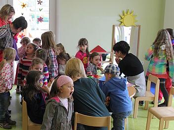 Hell und fröhlich sind nicht nur die Farben der Wände, sondern auch die Gesichter der Kinder. Foto: Gerd Schaar