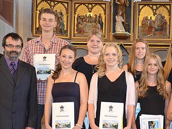 Schulleiter Ulrich Weiß gratulierte den Prüfungs- und Klassenbesten der Jakob-Kaiser-Realschule: Jonas Schmitt, Lisa Keller, Johanna Wehner (Schulbeste, 1,18), Christina Heinlein, Benedikt Schlereth, Miriam Strau, Katharina Heilmann, Julia Neubauer und Annika Martin.  Foto: Keul