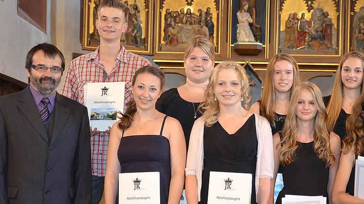 Schulleiter Ulrich Weiß gratulierte den Prüfungs- und Klassenbesten der Jakob-Kaiser-Realschule: Jonas Schmitt, Lisa Keller, Johanna Wehner (Schulbeste, 1,18), Christina Heinlein, Benedikt Schlereth, Miriam Strau, Katharina Heilmann, Julia Neubauer und Annika Martin.  Foto: Keul