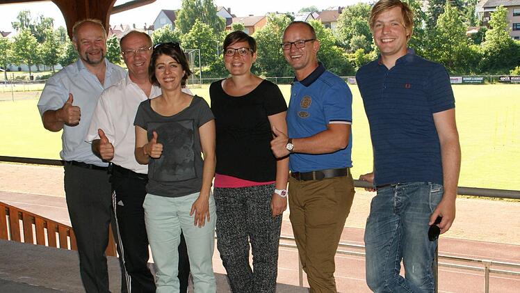 Noch herrscht Ruhe auf dem Sportgelände des SV Rapid Ebelsbach, doch am 11. Juli wird hier "Franken aktiv" stattfinden für 650 Schulkinder von der ersten bis zur fünften Klasse aus der Verwaltungsgemeinschaft Ebelsbach und Eltmann. Zu einem Vorbereitungsgespräch trafen sich (von links) der BLSV-Kreisvorsitzende Andreas Schröck, sein Stellvertreter Gerald Makowski, Daniela Beck, Patrizia Mück, BLSV-Bezirksvorsitzender Günther Jackl und Tobias Ziegler. Die Organisatoren vom SV Rapid haben ganze...